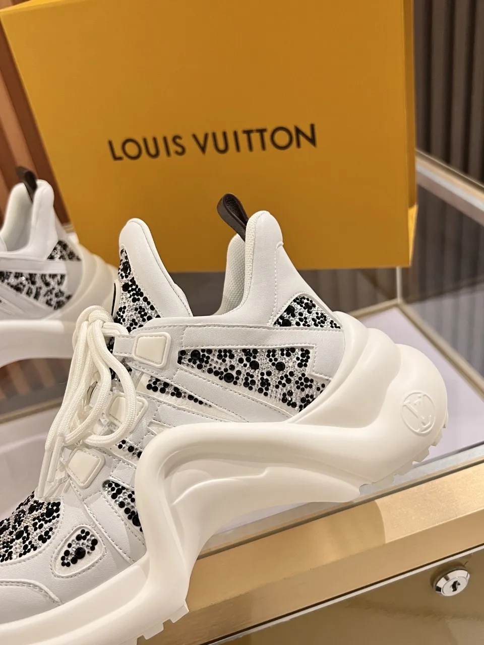 👟👟Ex-factory price 800👟👟 2025 new LV fancy black and white diamond model, high-end and elegant, showing long legs, casual sports dad shoes with heel height of about 5.5cm, 35-41